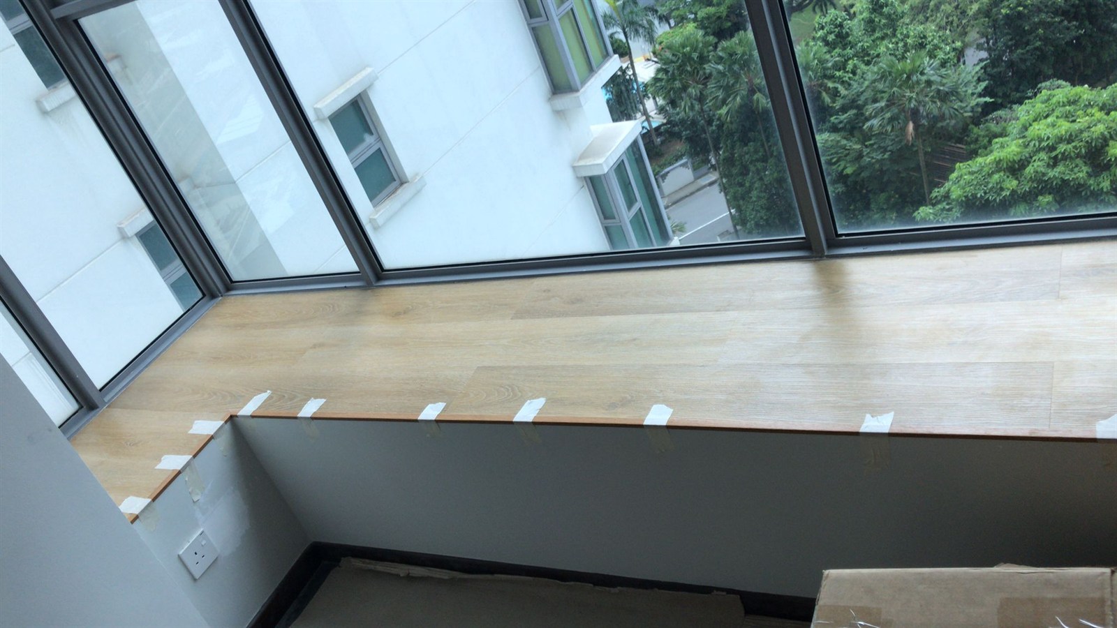 Window bay vinyl with skirting detail